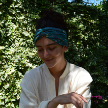 Charger l'image dans la galerie, EN STOCK Headband ajustable en COTON BIO - petites fleurs roses et jaunes sur fond bleu canard