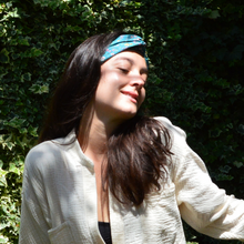 Charger l'image dans la galerie, EN STOCK Headband ajustable en COTON BIO - petites fleurs roses et jaunes sur fond bleu canard