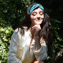 Charger l'image dans la galerie, EN STOCK Headband ajustable en COTON BIO - petites fleurs roses et jaunes sur fond bleu canard