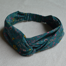 Charger l'image dans la galerie, EN STOCK Headband ajustable en COTON BIO - petites fleurs roses et jaunes sur fond bleu canard