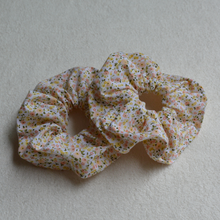 Charger l'image dans la galerie, Lot de 2 chouchous adultes - coton blanc à fleurs Liberty #11 BIO