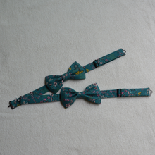 Charger l'image dans la galerie, EN STOCK Noeud papillon adulte en coton BIO #10 (bleu canard à fleurs)