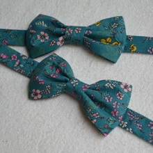 Charger l'image dans la galerie, EN STOCK Noeud papillon adulte en coton BIO #10 (bleu canard à fleurs)