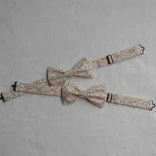 Charger l'image dans la galerie, EN STOCK Noeud papillon adulte en coton BIO #11 (blanc à fleurs Liberty)