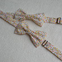 Charger l'image dans la galerie, EN STOCK Noeud papillon adulte en coton BIO #11 (blanc à fleurs Liberty)