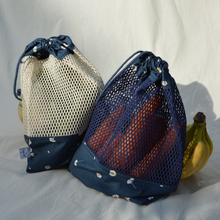 Charger l'image dans la galerie, EN STOCK Lot de 2 sacs à vrac / pochons de rangement 100% coton bio - TAILLES M - motif marguerites bleu marine