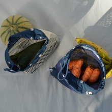 Charger l'image dans la galerie, EN STOCK Lot de 2 sacs à vrac / pochons de rangement 100% coton bio - TAILLES M - motif marguerites bleu marine