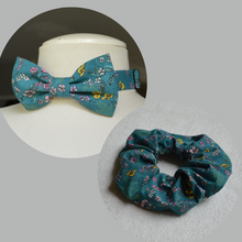 Charger l'image dans la galerie, Lot 1 chouchou + 1 noeud papillon • coton BIO bleu canard à fleurs #10