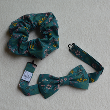 Charger l'image dans la galerie, Lot 1 chouchou + 1 noeud papillon • coton BIO bleu canard à fleurs #10