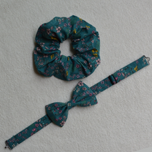 Charger l'image dans la galerie, Lot 1 chouchou + 1 noeud papillon • coton BIO bleu canard à fleurs #10