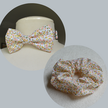 Charger l'image dans la galerie, Lot 1 chouchou + 1 noeud papillon • coton BIO blanc à fleurs Liberty #11