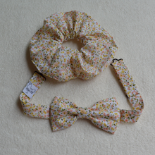 Charger l'image dans la galerie, Lot 1 chouchou + 1 noeud papillon • coton BIO blanc à fleurs Liberty #11