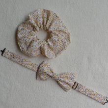 Charger l'image dans la galerie, Lot 1 chouchou + 1 noeud papillon • coton BIO blanc à fleurs Liberty #11