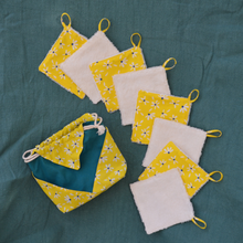 Charger l'image dans la galerie, EN STOCK 8 lingettes démaquillantes lavables + pochon de rangement en coton bio et éponge en bambou bio - motif marguerites jaunes #1
