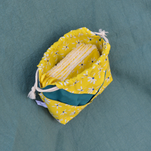 Charger l'image dans la galerie, EN STOCK 8 lingettes démaquillantes lavables + pochon de rangement en coton bio et éponge en bambou bio - motif marguerites jaunes #1