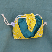 Charger l'image dans la galerie, EN STOCK 8 lingettes démaquillantes lavables + pochon de rangement en coton bio et éponge en bambou bio - motif marguerites jaunes #1