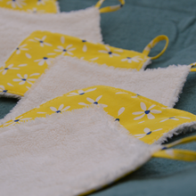 Charger l'image dans la galerie, EN STOCK 8 lingettes démaquillantes lavables + pochon de rangement en coton bio et éponge en bambou bio - motif marguerites jaunes #1