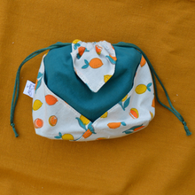 Charger l'image dans la galerie, EN STOCK 8 lingettes démaquillantes lavables + pochon de rangement en coton bio et éponge en bambou bio - motif citrons et oranges #1