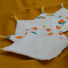 Charger l'image dans la galerie, EN STOCK 8 lingettes démaquillantes lavables + pochon de rangement en coton bio et éponge en bambou bio - motif citrons et oranges #1