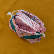 Charger l'image dans la galerie, EN STOCK 8 lingettes démaquillantes lavables + pochon de rangement en coton bio et éponge en bambou bio - motif fleurs roses