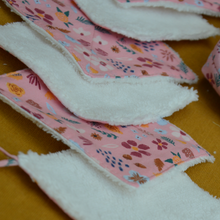 Charger l'image dans la galerie, EN STOCK 8 lingettes démaquillantes lavables + pochon de rangement en coton bio et éponge en bambou bio - motif fleurs roses