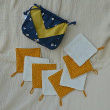 Charger l'image dans la galerie, 8 lingettes démaquillantes lavables + pochon de rangement en coton bio et éponge en bambou bio - motif marguerites bleues #1