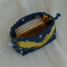 Charger l'image dans la galerie, 8 lingettes démaquillantes lavables + pochon de rangement en coton bio et éponge en bambou bio - motif marguerites bleues #1