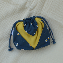 Charger l'image dans la galerie, 8 lingettes démaquillantes lavables + pochon de rangement en coton bio et éponge en bambou bio - motif marguerites bleues #1