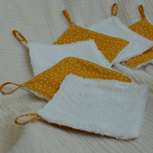Charger l'image dans la galerie, 8 lingettes démaquillantes lavables + pochon de rangement en coton bio et éponge en bambou bio - motif marguerites bleues #1