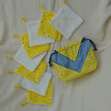 Charger l'image dans la galerie, EN STOCK 8 lingettes démaquillantes lavables + pochon de rangement en coton bio et éponge en bambou bio - motif marguerites jaunes #2