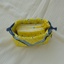 Charger l'image dans la galerie, EN STOCK 8 lingettes démaquillantes lavables + pochon de rangement en coton bio et éponge en bambou bio - motif marguerites jaunes #2