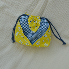 Charger l'image dans la galerie, EN STOCK 8 lingettes démaquillantes lavables + pochon de rangement en coton bio et éponge en bambou bio - motif marguerites jaunes #2