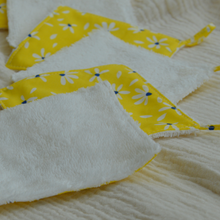 Charger l'image dans la galerie, EN STOCK 8 lingettes démaquillantes lavables + pochon de rangement en coton bio et éponge en bambou bio - motif marguerites jaunes #2