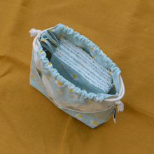 Charger l'image dans la galerie, EN STOCK 8 lingettes démaquillantes lavables + pochon de rangement en coton bio et éponge en bambou bio - motif pâquerettes #1