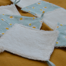 Charger l'image dans la galerie, EN STOCK 8 lingettes démaquillantes lavables + pochon de rangement en coton bio et éponge en bambou bio - motif pâquerettes #1