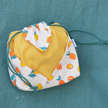 Charger l'image dans la galerie, EN STOCK 8 lingettes démaquillantes lavables + pochon de rangement en coton bio et éponge en bambou bio - motif citrons et oranges #2