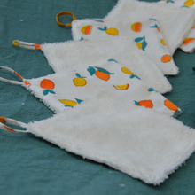 Charger l'image dans la galerie, EN STOCK 8 lingettes démaquillantes lavables + pochon de rangement en coton bio et éponge en bambou bio - motif citrons et oranges #2