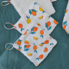 Charger l'image dans la galerie, EN STOCK 8 lingettes démaquillantes lavables + pochon de rangement en coton bio et éponge en bambou bio - motif citrons et oranges #2