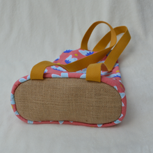 Charger l'image dans la galerie, DISPONIBLE SUR COMMANDE UNIQUEMENT Sac à dos 2-en-1 en toile de jute et coton - nénuphars couleur corail