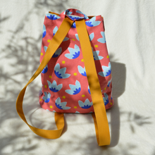 Charger l'image dans la galerie, DISPONIBLE SUR COMMANDE UNIQUEMENT Sac à dos 2-en-1 en toile de jute et coton - nénuphars couleur corail