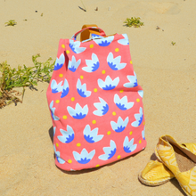 Charger l'image dans la galerie, DISPONIBLE SUR COMMANDE UNIQUEMENT Sac à dos 2-en-1 en toile de jute et coton - nénuphars couleur corail