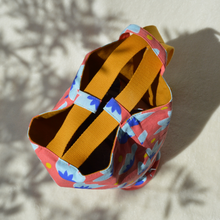 Charger l'image dans la galerie, DISPONIBLE SUR COMMANDE UNIQUEMENT Sac à dos 2-en-1 en toile de jute et coton - nénuphars couleur corail