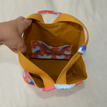 Charger l'image dans la galerie, DISPONIBLE SUR COMMANDE UNIQUEMENT Sac à dos 2-en-1 en toile de jute et coton - nénuphars couleur corail