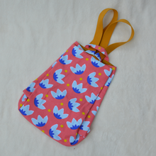 Charger l'image dans la galerie, DISPONIBLE SUR COMMANDE UNIQUEMENT Sac à dos 2-en-1 en toile de jute et coton - nénuphars couleur corail