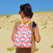 Charger l'image dans la galerie, DISPONIBLE SUR COMMANDE UNIQUEMENT Sac à dos 2-en-1 en toile de jute et coton - nénuphars couleur corail