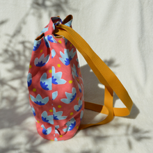 Charger l'image dans la galerie, DISPONIBLE SUR COMMANDE UNIQUEMENT Sac à dos 2-en-1 en toile de jute et coton - nénuphars couleur corail