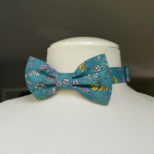 Charger l'image dans la galerie, EN STOCK Noeud papillon adulte en coton BIO #10 (bleu canard à fleurs)