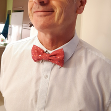 Charger l'image dans la galerie, Noeud papillon adulte en coton BIO #3 (rose à pois multicolores)