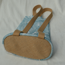 Charger l'image dans la galerie, EN STOCK Sac à dos 2-en-1 en toile de jute et coton recyclé - palmes bleus sur fond blanc