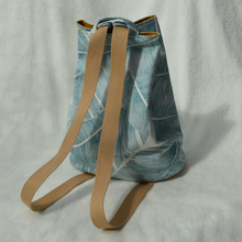 Charger l'image dans la galerie, EN STOCK Sac à dos 2-en-1 en toile de jute et coton recyclé - palmes bleus sur fond blanc